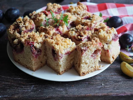 Ciasto drożdżowe ze śliwkami. Przepis krok po kroku