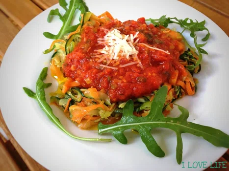 Spaghetti z cukinii i marchewki z sosem pomidorowym