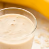 Mroźny i mleczny koktajl bananowy