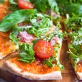Domowa lekka pizza z rukolą i prosciutto