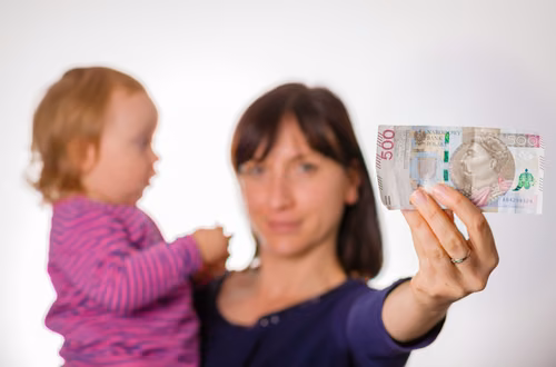 ZUS: Co zrobić, gdy na konto zamiast 800 zł na dziecko wpłynie tylko 500 zł?