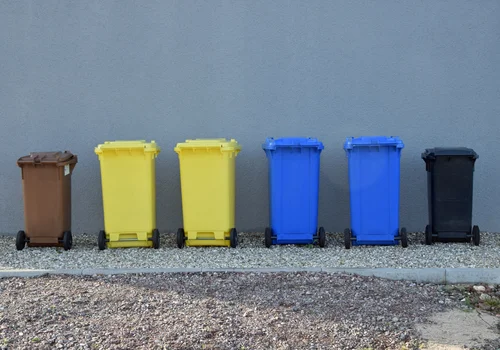 Osobny pojemnik do segregacji ubrań i butów od 2025? Czy nowe zasady segregacji mają sens?