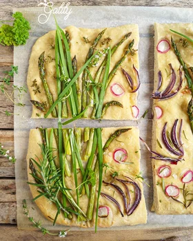 Focaccia ze szparagami i ziołami
