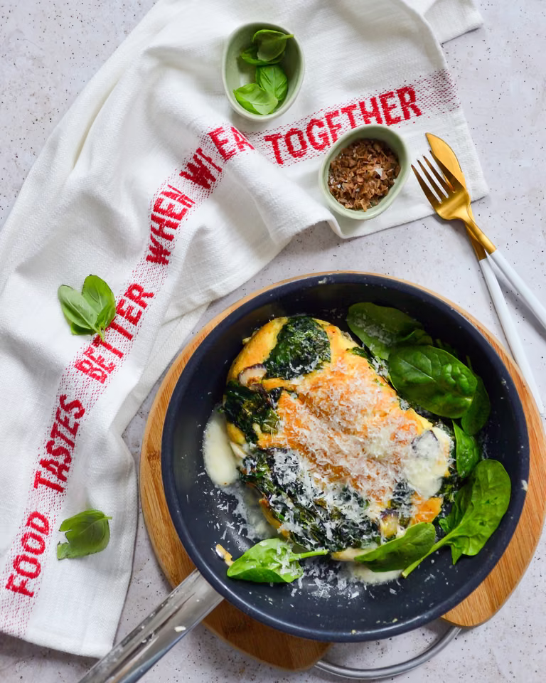 OMLET BISZKOPTOWY NA WYTRAWNIE Z MOZZARELLĄ, PECORINO I SZPINAKIEM.