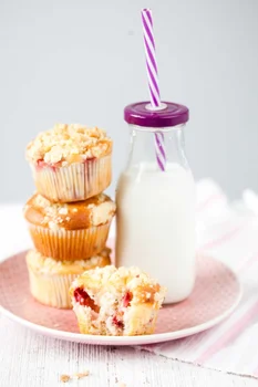 MUFFINKI Z TRUSKAWKAMI I TWAROGIEM POD KRUSZONKĄ