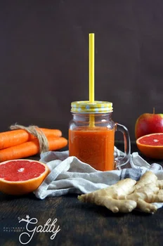 Koktajl z marchewki, jabłka, grejpfruta i imbiru (dieta dr Dąbrowskiej)