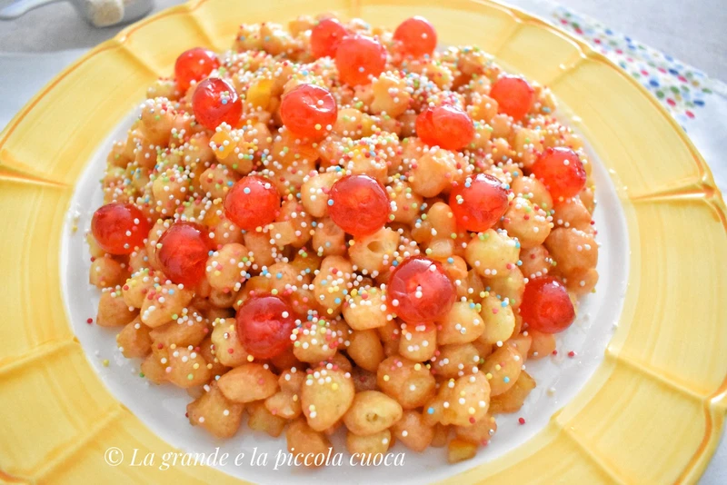 "Struffoli" typowy deser neapolitański