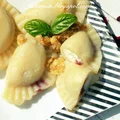 Pierogi z serem, wiśniami i smażoną śmietaną