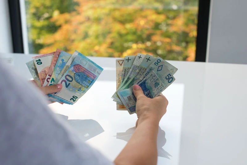Zła wiadomość dla pracujących za granicą! Będą płacić dużo większe podatki