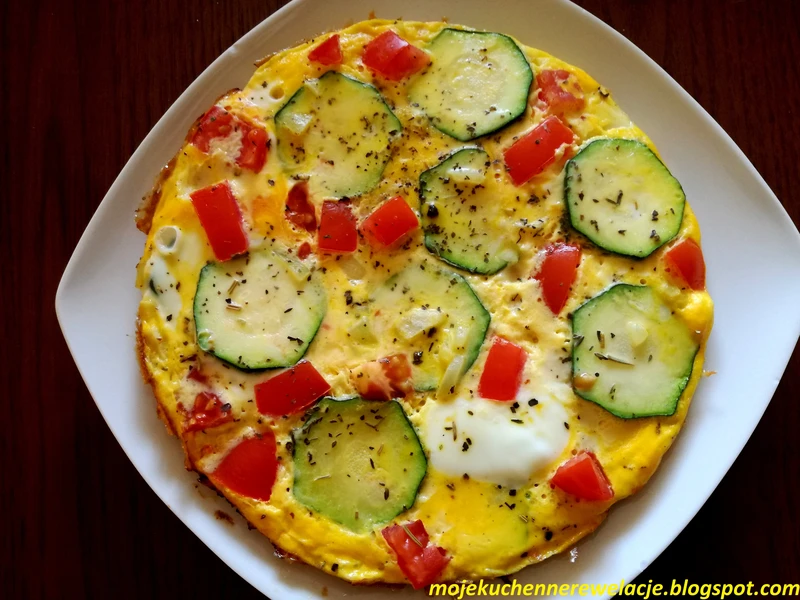 Omlet z cukinią, mozzarellą i pomidorem - 309 kcal