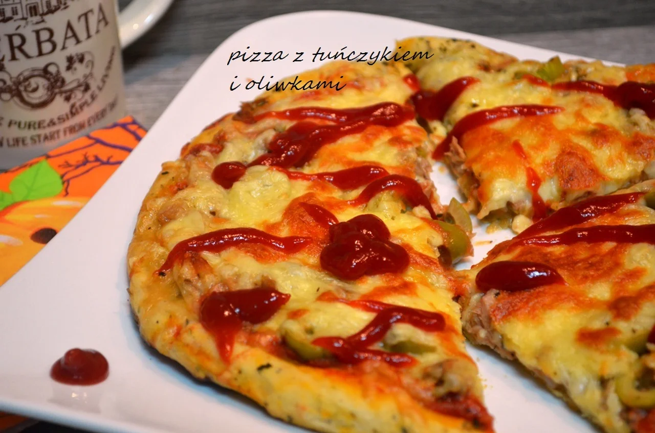 Pizza z tuńczykiem i oliwkami - chrupiąca pyszna pizza