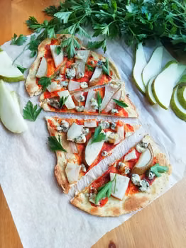 Flatbread z gruszką, serem pleśniowym i orzechami włoskimi