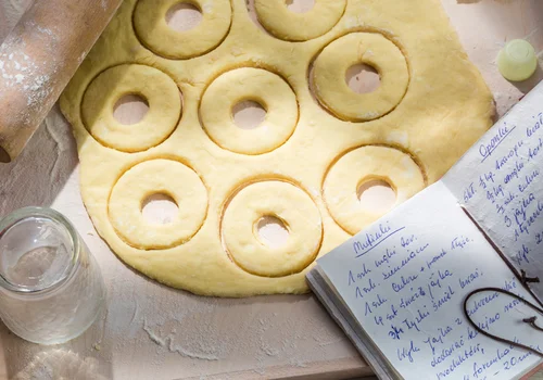 Prosty i sprawdzony przepis na oponki – babcia robiła, mama robiła, teraz moja kolej!