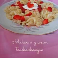 Makaron z sosem truskawkowym