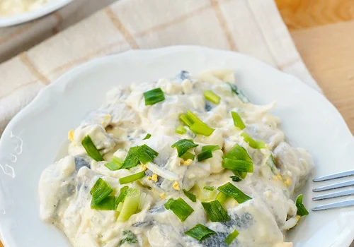 Śledzie z jajkiem w sosie śmietanowym