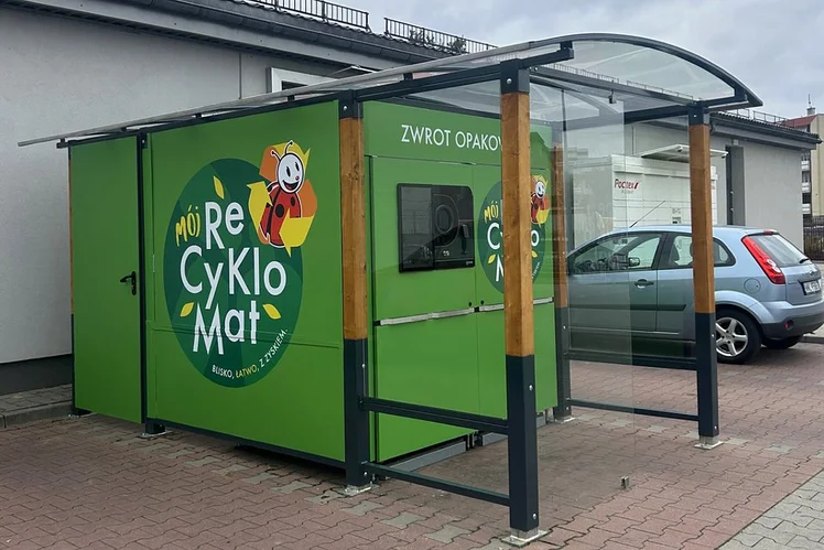 Zdjęcie W Biedronce pojawiły się duże kartony! Nowe zasady zwrotu butelek zaskakują klientów #1