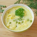 Kremowa zupa z tortellini, groszkiem, orzechami i parmezanem