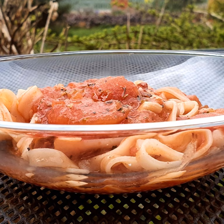 Makaron ryżowy z dorszem w sosie pomidorowym | Iza Misztal