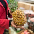 Korzystanie z Tindera to przeszłość! Nowy sposób na podryw 'na ananasa' robi furorę w supermarketach!