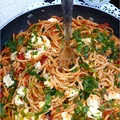 Spaghetti w paprykowo-pomidorowym sosie z serem owczym od Owcza Kraina
