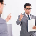 Dzień Ćwiczenia Przed Lustrem Prośby o Podwyżkę Płacy: Jak skutecznie negocjować swoje zarobki?