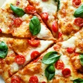 Pizza margheritta z pomidorami