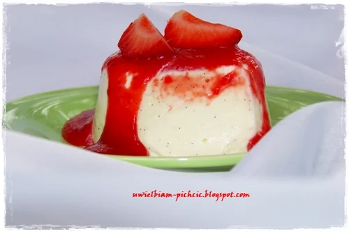 Waniliowa Panna Cotta z sosem truskawkowym