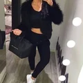 Krótki top, futerko- sportowa elegancja