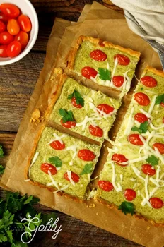 Krucha tarta bazyliowa z mozzarellą i pomidorkami