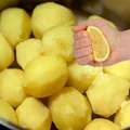 Przełom w gotowaniu ziemniaków? Sprawdź, co naprawdę daje sok z cytryny w garnku!