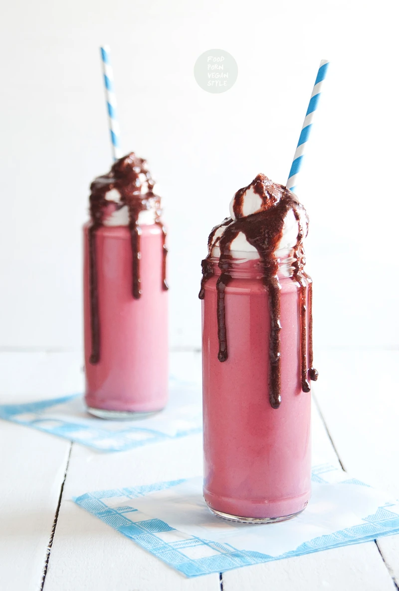 Truskawkowy milkshake z bitą śmietaną kokosową
