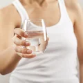 8 prostych trików na picie większej ilości wody w ciągu dnia