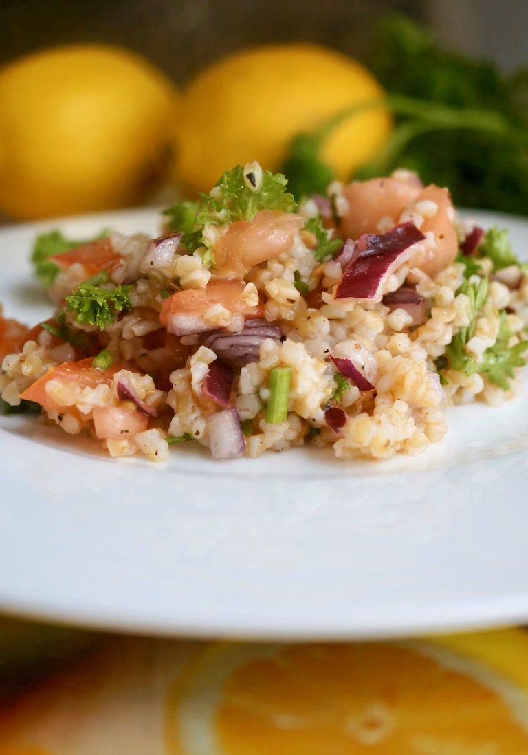 Lekka Sałatka z Kaszy Bulgur, Pomidorem i Pietruszką