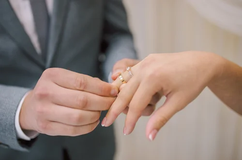 Nie wierzysz w małżeństwo? Odkryj, dlaczego wciąż mówimy "Tak"przed ołtarzem!
