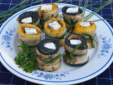 Roladki z grillowanej cukinii z serem