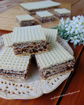 Wafle (pischinger) z masą kakaową.