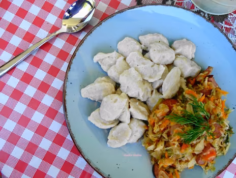 Bigos z młodej kapusty.