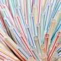 Dzień Słomki do Picia: Jak Ten Nietypowy Święto Zmienia Nasze Podejście do Ochrony Środowiska