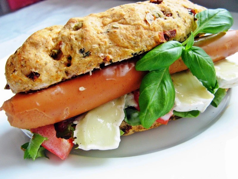 Domowy hot dog z camembertem