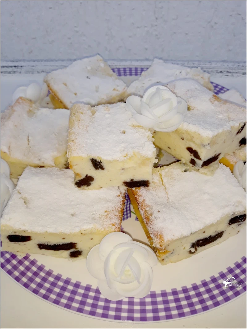 Migdałowy sernik z czarnymi markizami