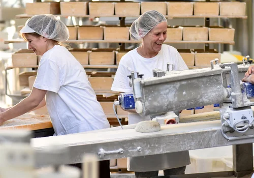 Rewolucja w umowach nawet tych na czas określony! Pracownicy w wieku 55+ czekali na te zmiany od lat - skorzystają tysiące osób