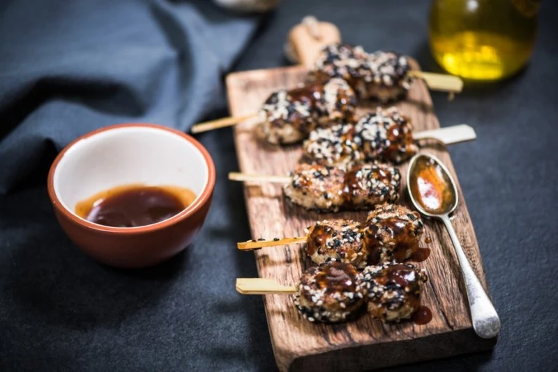 MINI KEBABY Z SEZAMEM I SOSEM TERIYAKI