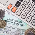 Kiedy przejść na emeryturę? Poczekasz do lutego - dostaniesz o 350 zł więcej!