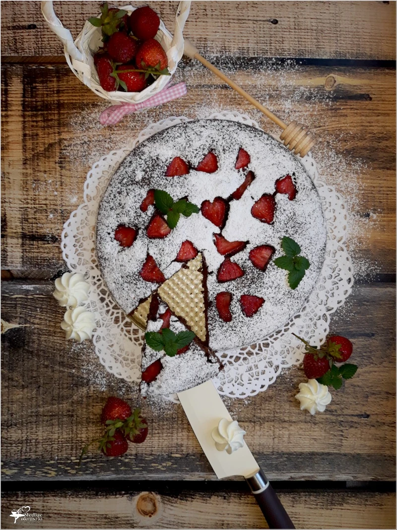 Proste ciasto czekoladowe z truskawkami