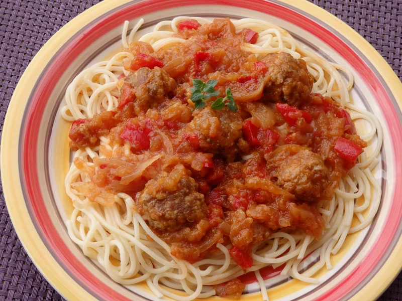 Spaghetti z domowym sosem cukiniowym i klopsikami