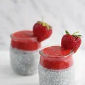 Kokosowy pudding chia z truskawkami