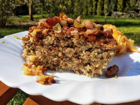 Piróg biłgorajski – pieczeń z kaszy gryczanej, ziemniaków i sera