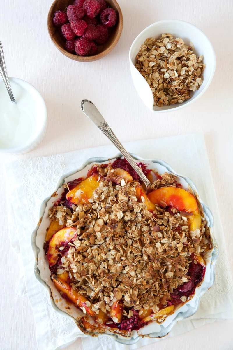 GRANOLA Z BRZOSKWINIAMI I MALINAMI