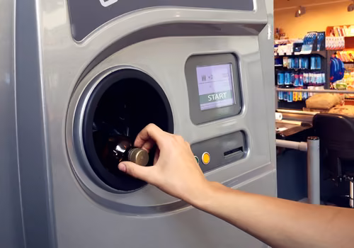 Można oddać 100 butelek jednocześnie! Znana sieć wprowadziła rewolucyjny recyklomat
