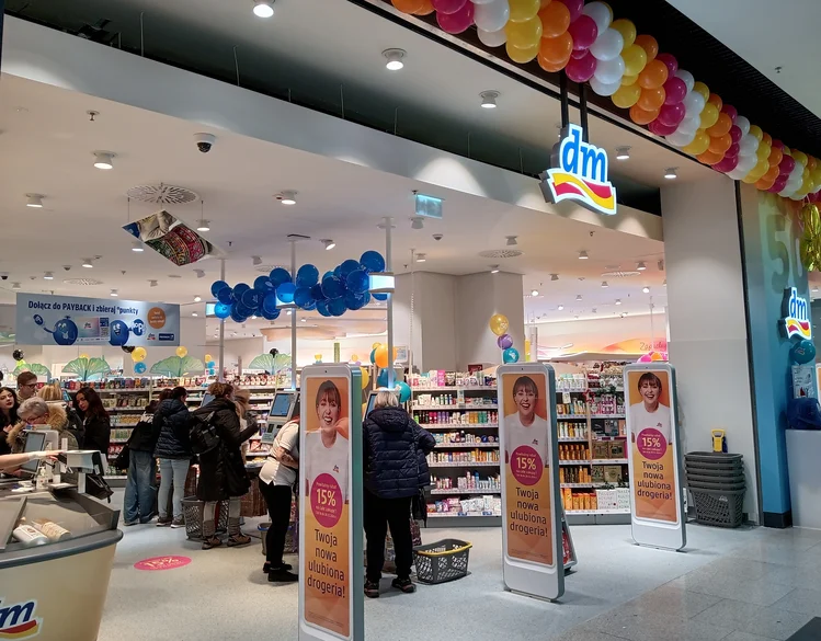 Zdjęcie Nowa sieć kosmetyczna rozdaje darmowe kosmetyki! Konkurent Rossmanna otwiera kolejny sklep i kusi rabatami #2